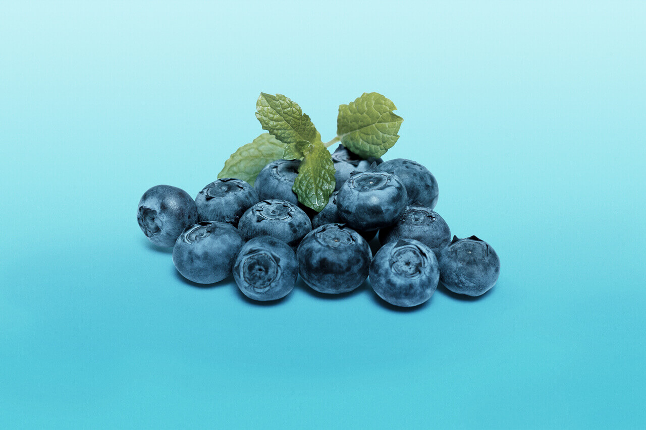 Blaubeeren auf blauem Hintergrund